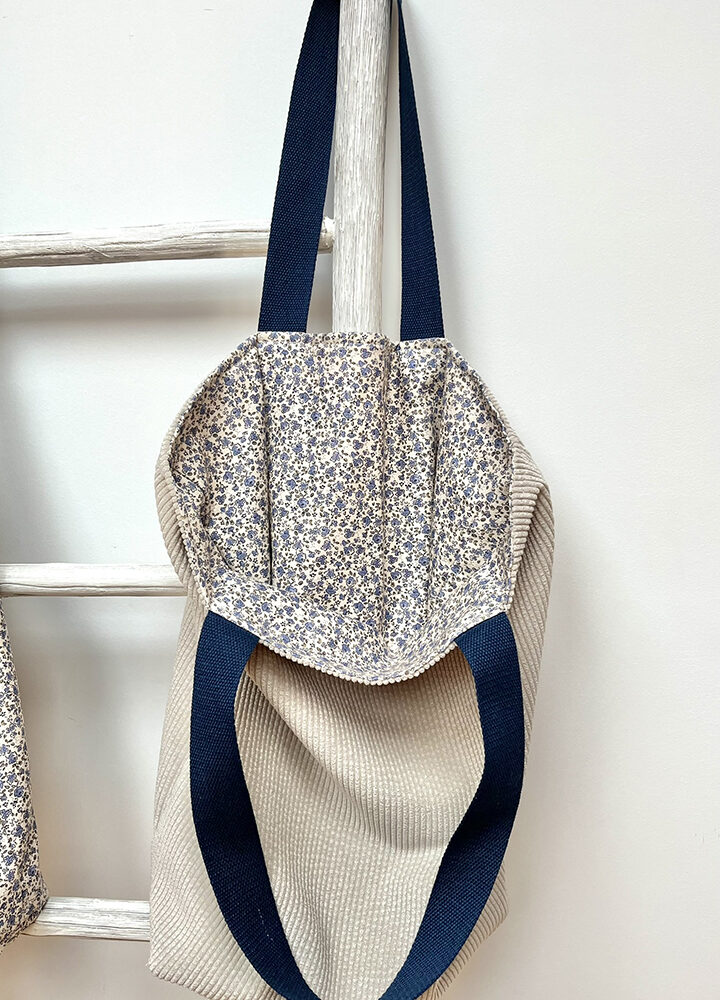 Bolsa Pepa reversible de pana tostada y tela de florecitas azules con asas azul marino de Monpopelin