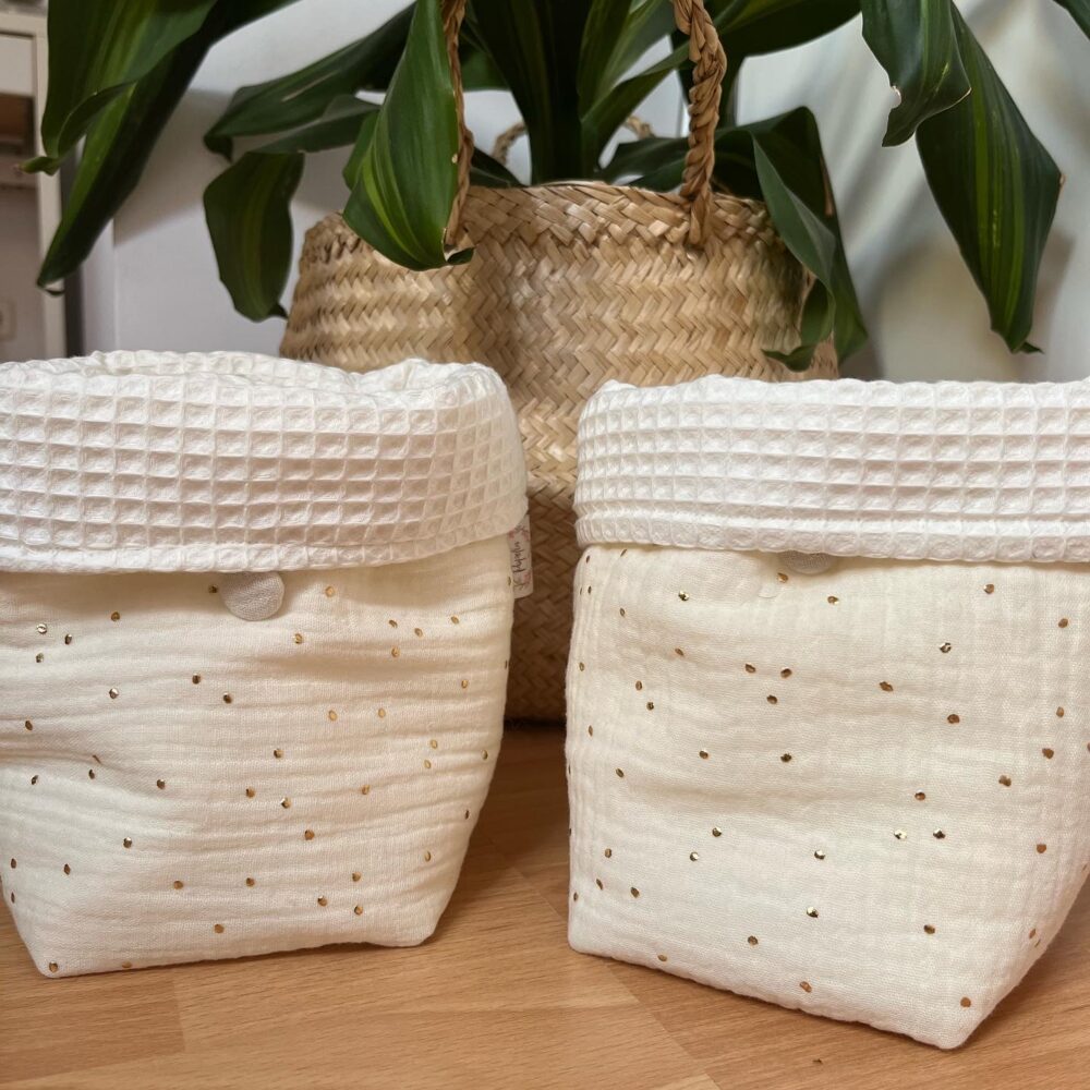 Cestas organizadoras Allegra Glitter marfil acolchadas, con borde de tela gofrada y pequeños detalles brillantes de Monpopelin.